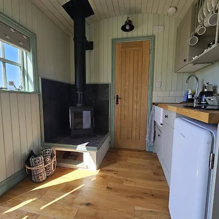 Sunset Snug - Hot Tub Hire Available Contact Host Holiday home